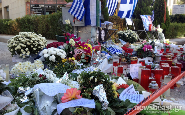 Αφήνουν λουλούδια και σημειώματα στο σημείο της εκτέλεσης