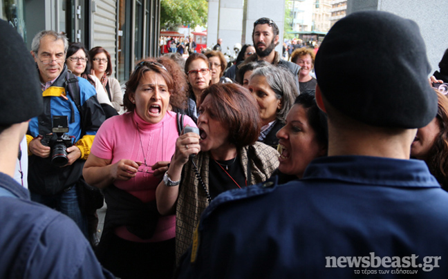 Σε κλοιό διαδηλωτών οι τροϊκανοί