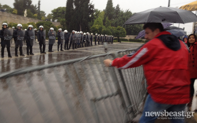 Τα ΜΑΤ απομάκρυναν τους διαδηλωτές από το Σύνταγμα