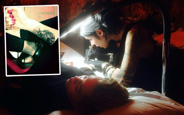 Τη γιαγιά της έκανε τατουάζ η Miley Cyrus