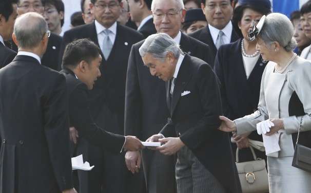 Ιάπωνας γερουσιαστής παραβίασε το πρωτόκολλο της Αυλής