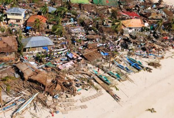 Περισσότεροι από 1200 νεκροί από τον τυφώνα που σαρώνει τις Φιλιππίνες
