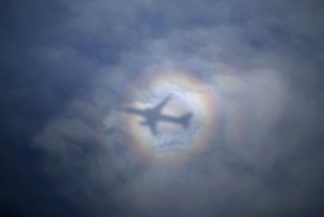 Το παράξενο ουράνιο τόξο στο αεροπλάνο του Τζον Κέρι
