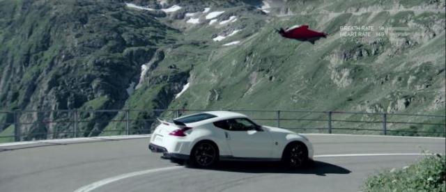 Το Nissan 370Z Nismo εναντίον Wingsuit