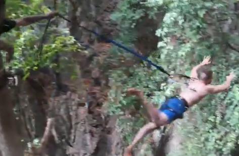 Βungee jumping με κράτημα από το δέρμα του