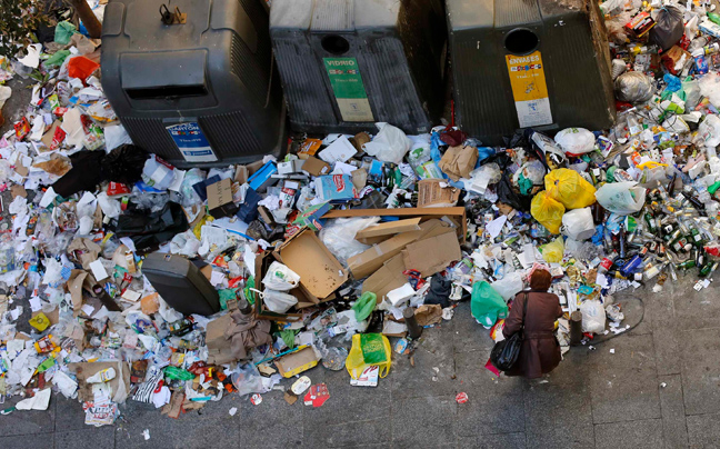 Χειροτερεύει η κατάσταση με τα σκουπίδια στη Μαδρίτη
