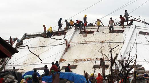 Ξεπέρασαν τους 5.600 οι νεκροί από τον τυφώνα Χαϊγιάν