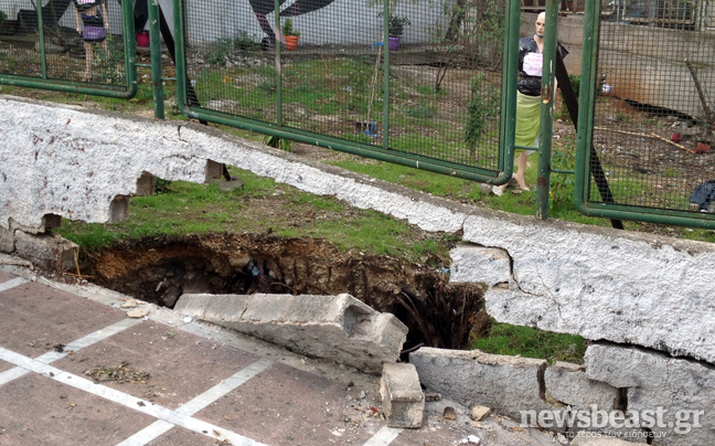 «Βουλιάζει» οικόπεδο στο κέντρο της Αθήνας