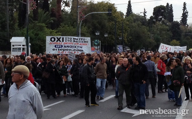 Έξω από τη Βουλή η πορεία