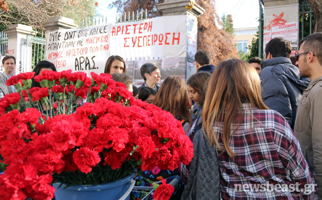 Κατάθεση λουλουδιών και στεφανιών στο Πολυτεχνείο