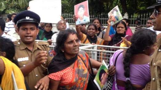 Διαδηλωτές υποδέχθηκαν τον Βρετανό πρωθυπουργό στη Σρι Λάνκα