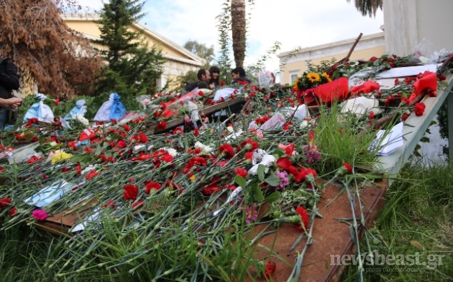 Καταθέσεις στεφανιών και λουλουδιών στο Πολυτεχνείο