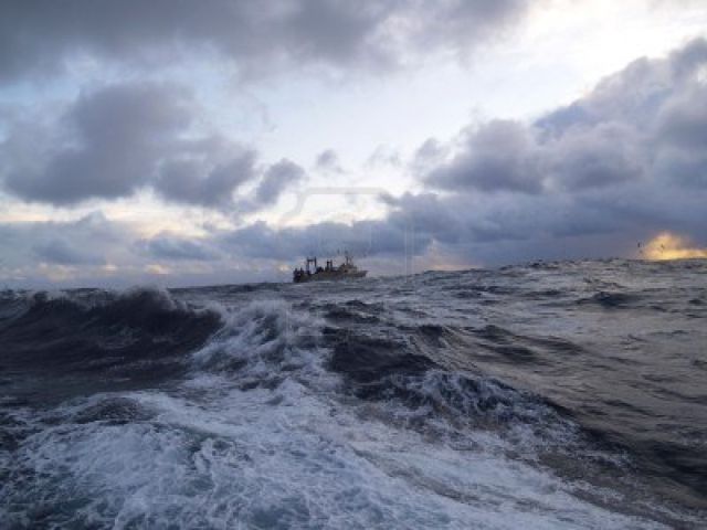 Καταιγίδα εμπόδισε τη διάσωση 32 μελών πληρώματος φλεγόμενου πλοίου