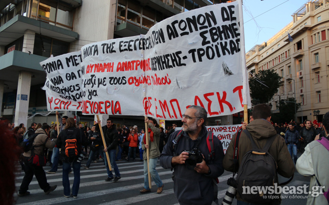 Σε εξέλιξη η πορεία για την 40η επέτειο του Πολυτεχνείου