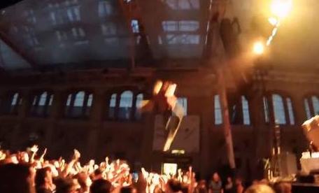 Stage diving με δύο τραυματίες!