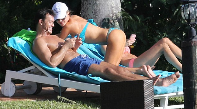 Η Joanna Krupa απολαμβάνει τον ήλιο