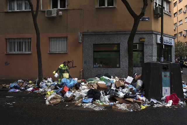 Έπιασαν δουλειά οι οδοκαθαριστές της Μαδρίτης