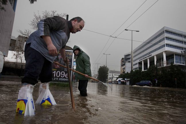 Κλειστή η Πειραιώς από την καταιγίδα