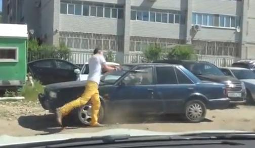 Στυγνός εκδικητής για ένα διπλοπαρκάρισμα
