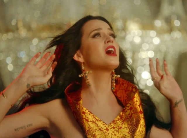 Η Katy Perry μας ταξιδεύει σε άλλες εποχές