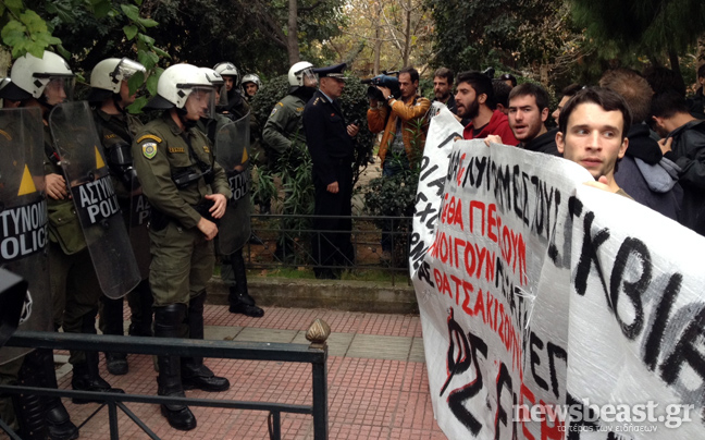 Επεισόδια έξω από την Ευελπίδων