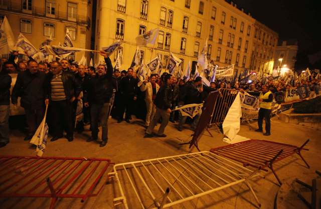 Χιλιάδες αστυνομικοί διαδήλωσαν στην Πορτογαλία