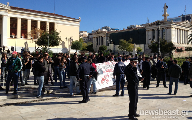 Σε εξέλιξη η συγκέντρωση της ΔΑΠ για να ανοίξουν τα πανεπιστήμια