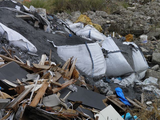 Απειλή για τη δημόσια υγεία από επικίνδυνα απόβλητα στο Βοτανικό
