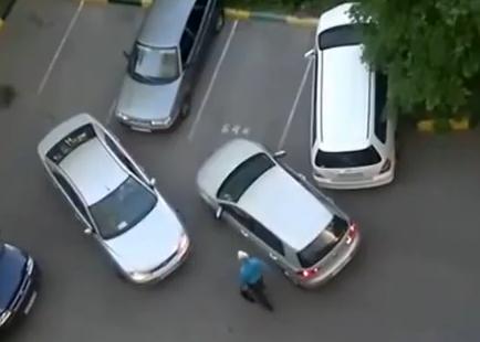Δύο γυναίκες προσπαθούν να παρκάρουν