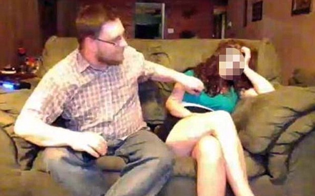 Έδειξε τη γυναίκα του ολόγυμνη στο PlayStation 4!