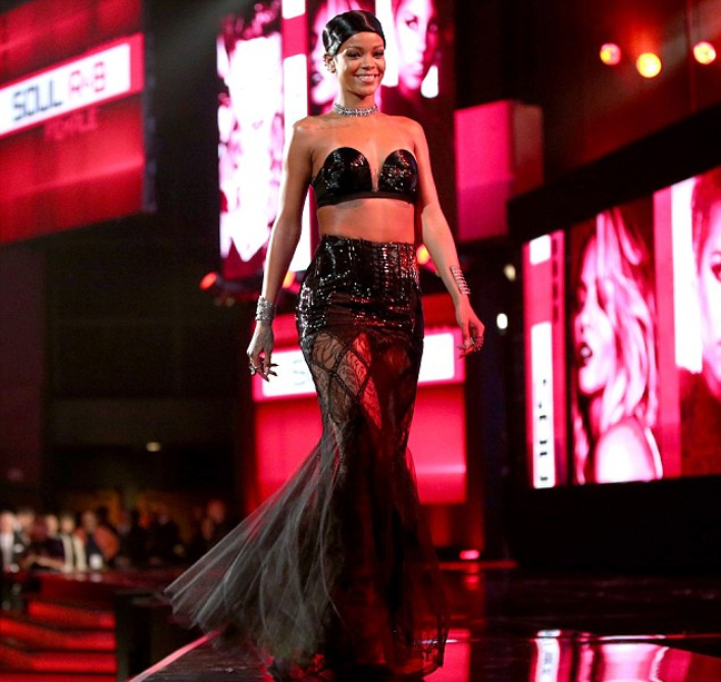 Η σέξι εμφάνιση της Rihanna στα βραβεία «AMA» 2013