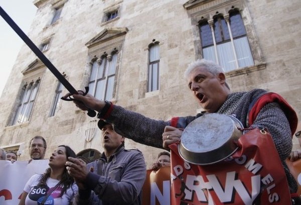 Έκοψαν το ρεύμα στο κτίριο της δημόσιας τηλεόρασης της Βαλένθια