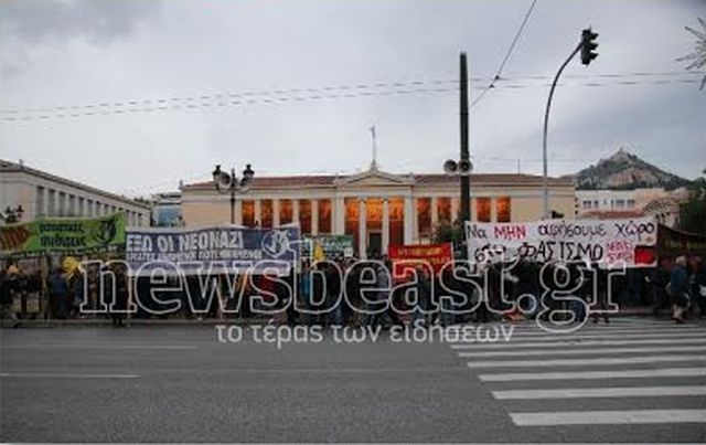 Σε εξέλιξη αντιφασιστική συγκέντρωση στα Προπύλαια