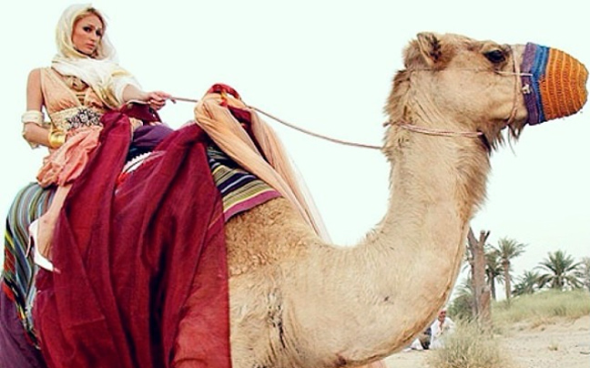 Βόλτα με καμήλα για την Paris Hilton