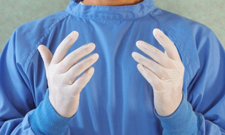 Οι γιατροί ξέχασαν χειρουργικό γάντι μέσα σε ασθενή