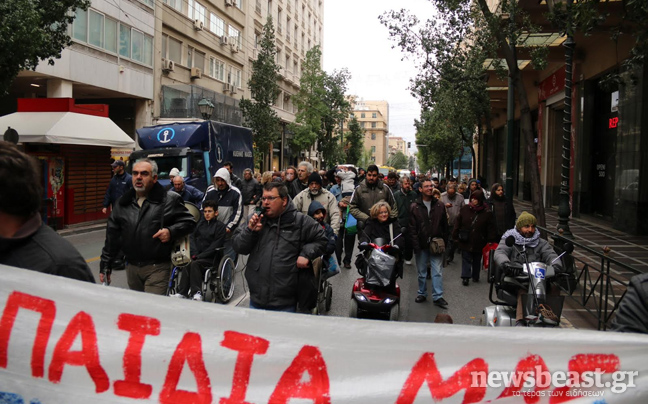 Σε εξέλιξη πορεία ατόμων με αναπηρία προς το Μαξίμου