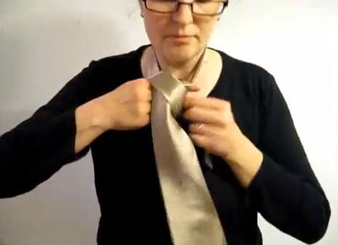 Πώς να δέσεις μια γραβάτα σε δευτερόλεπτα