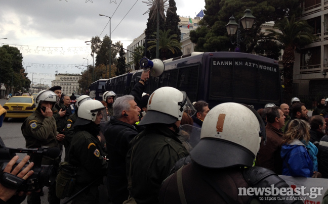 Τα ΜΑΤ περικύκλωσαν τους σχολικούς φύλακες
