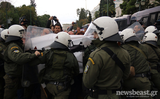 Χωρίς εντολή ψέκασε τους σχολικούς φύλακες αστυνομικός των ΜΑΤ