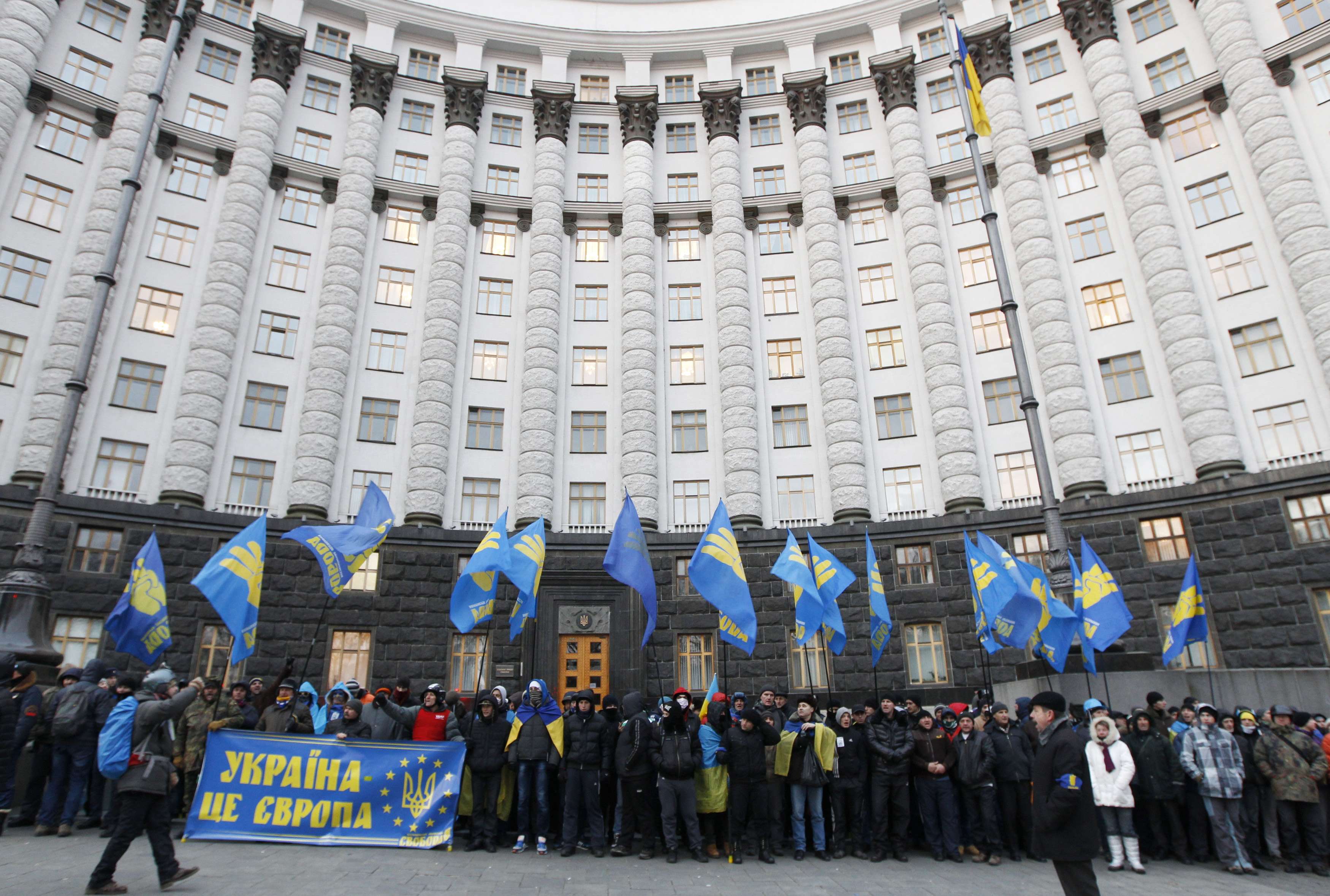 Απόπειρα αποκλεισμού της έδρας της ουκρανικής κυβέρνησης