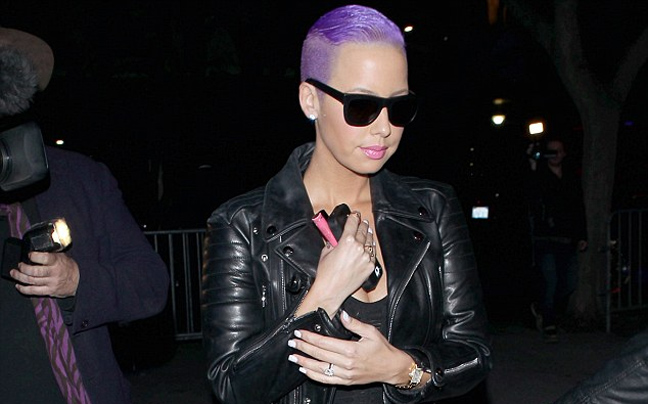 Η μωβ κόμη της Amber Rose