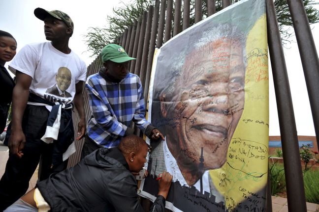 Οι αφρικανοί πολίτες θρηνούν τον Μαντέλα