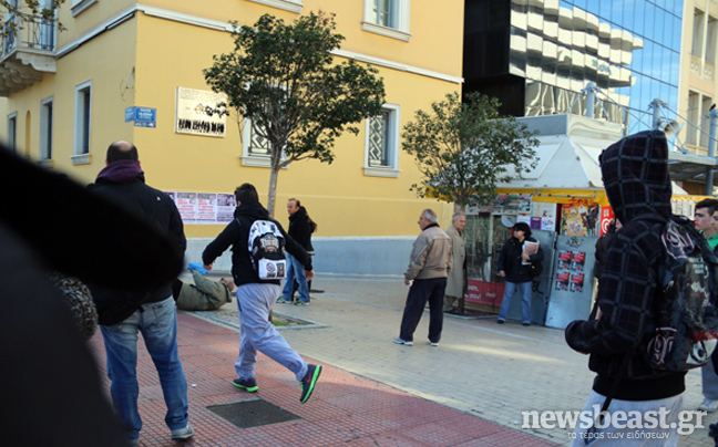 Κουκουλοφόροι επιτέθηκαν σε τροχονόμους στα Προπύλαια