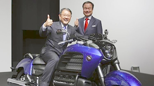 Ο πρόεδρος της Toyota πάνω σε μια Honda