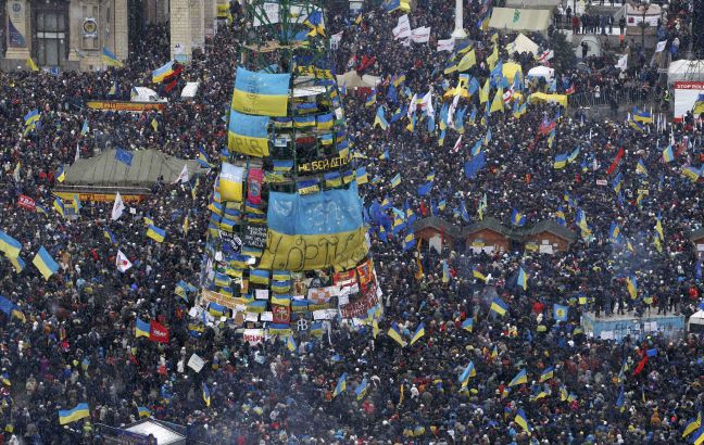 Πλημμύρισαν το Κίεβο για άλλη μια μέρα οι διαδηλωτές