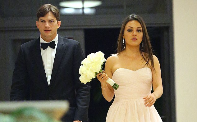 Mila Kunis και Ashton Kutcher σε πόζα που εξαπατά&#8230;