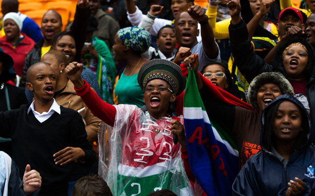 Πολύχρωμο πλήθος αποχαιρετά τον Νέλσον Μαντέλα