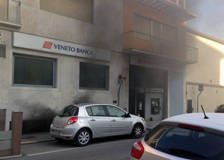 Του αρνήθηκαν δάνειο και έκαψε την τράπεζα