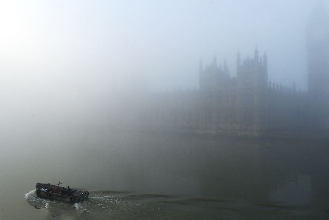 Ομίχλη «κατάπιε» το Λονδίνο