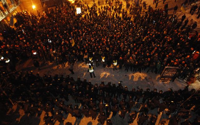 Στους δρόμους του Κιέβου και πάλι χιλιάδες διαδηλωτές